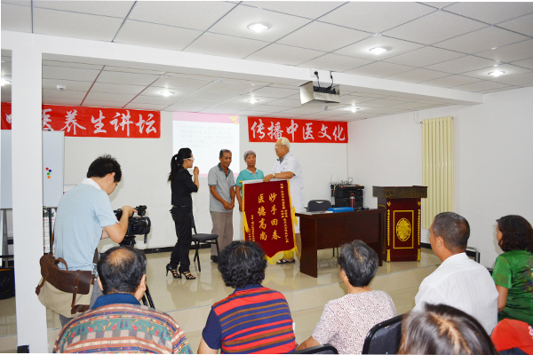 妙手回春，医德高尚